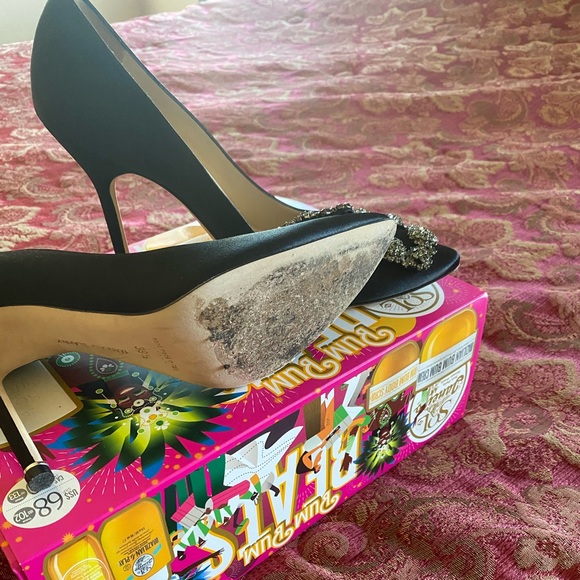 Manolo Blahnik Hangisi - Picture 2 of 3